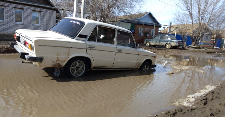 Выбраться из болота: жители Ленинска седьмой год пытаются добиться ремонта центральной дороги