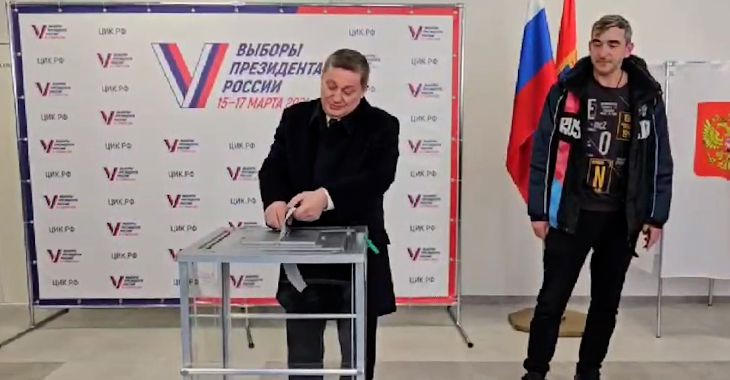 Андрей Бочаров проголосовал на выборах президента в волгоградской школе
