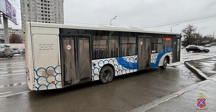 В Волгограде водитель автобуса уронила пассажирку в салоне