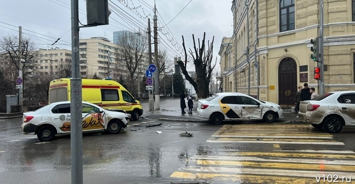 «За малым не влетел в дверь музея»: возле обладмина в Волгограде разбились две машины такси – видео