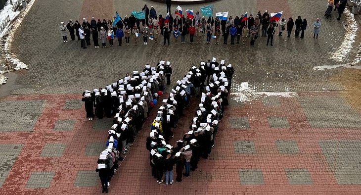 В Камышине молодежь выстроилась цифрой 10 в честь Крыма