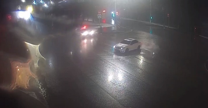 Дрифт невезучего водителя Mercedes в Волгограде зафиксировали видеокамеры