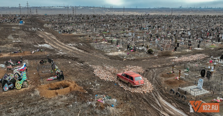 Гробы несут на руках: похоронные процессии тонут в грязи на Верхнезареченском кладбище