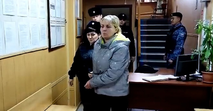Бросала в голову ножницы: под Волгоградом арестовали мать-садистку за истязания 11-летней дочки