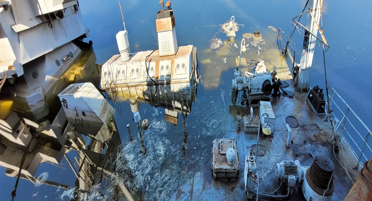 Росприроднадзор зафиксировал масляные пятна на месте затонувшего крана в Волгограде