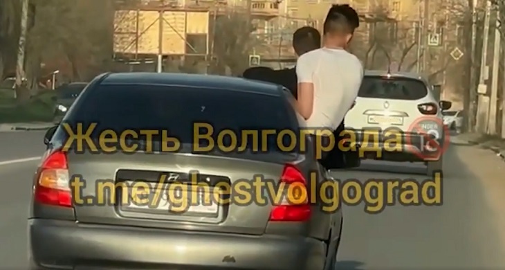 «Они не слушались»: в Волгограде водителя иномарки наказали за торчащих из окон пассажиров