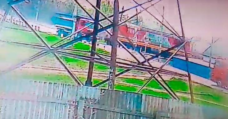 Под Волгоградом на видео попал момент столкновения товарняка с лихачом на КАМАЗе