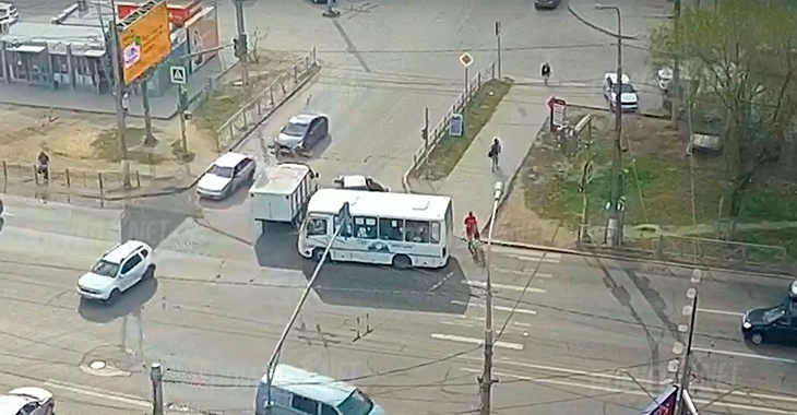 В Волгограде на Спартановке пассажирский автобус протаранил легковушку