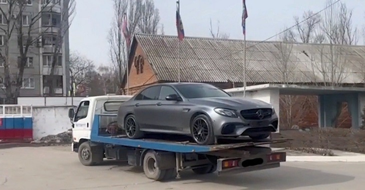 Теперь только пешком: в Волгограде суд лишил прав серийного  дрифтера на представительском Mercedes