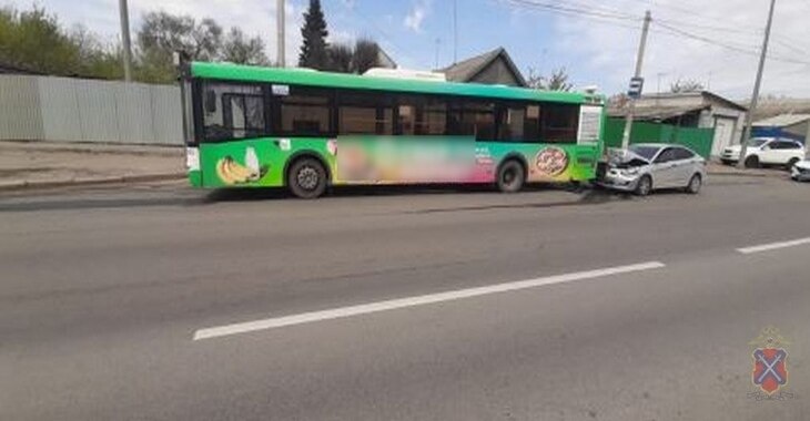 В Волгограде водитель иномарки на остановке протаранил автобус