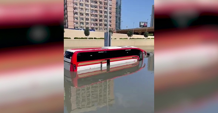 «Ночевали в офисе»: волгоградцы сняли на видео последствия потопа в Дубае