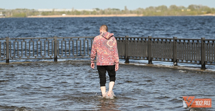 Романтика, дзен и экстрим: Центральная набережная Волгограда плавно уходит под воду