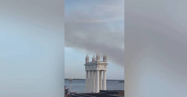 Под Волгоградом тушат крупный пожар на острове Сарпинский