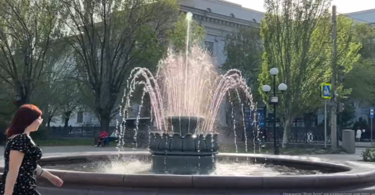 Между вузами в центре Волгограда пробился фонтан