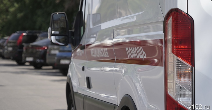 В Волгоградской области сорвавшийся с домкрата автобус придавил водителя