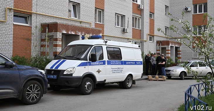 Очевидцы сообщили о восьми выстрелах во дворе дома на севере Волгограда