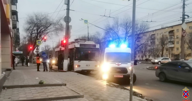 В Волгограде за смерть 83-летней пенсионерки в троллейбусе осудили водителя легковушки