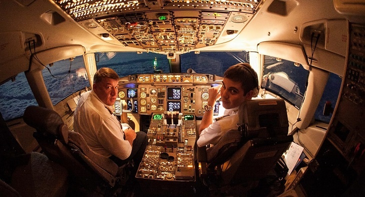 «Фильмы о катастрофах ничуть не помогут»: знаменитый летчик Леха рассказал, как справиться с аэрофобией