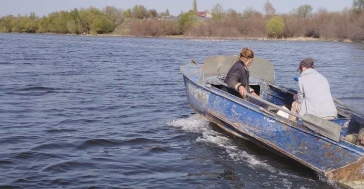 Троих рыбаков на лодке с мотором задержали в Волгоградской области