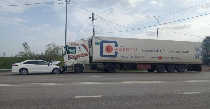 Водитель Toyota «забодал» фуру на трассе в Волгоградской области