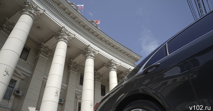 «Хотя бы в два раза»: КСП предложила водителям волгоградских чиновников побольше работать