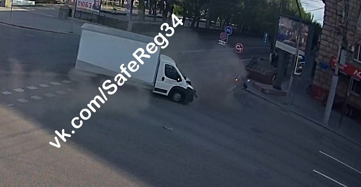 Момент жесткого ДТП с перевертышем в центре Волгограда попал на видео