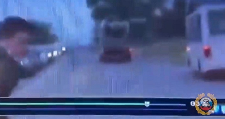 Момент наезда на волгоградца попал на видеорегистратор машины ГИБДД
