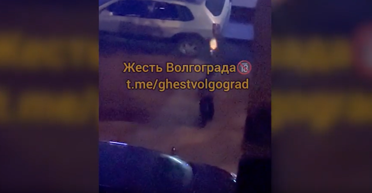 В Волгограде очевидцы сняли на видео стрелявшего под окнами мужчину