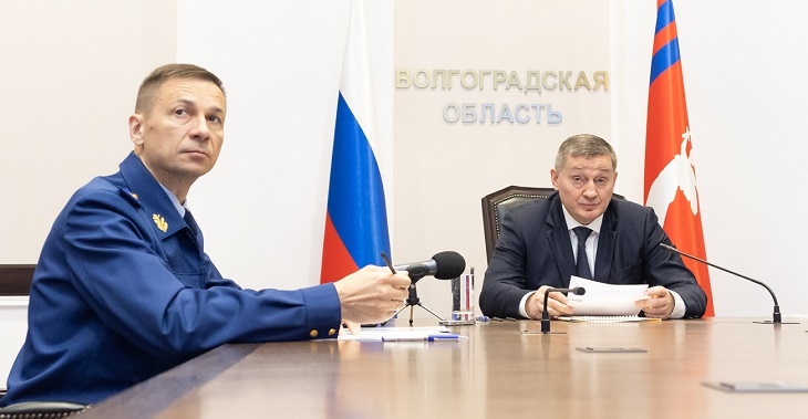 Губернатор Бочаров провел онлайн-прием волгоградцев