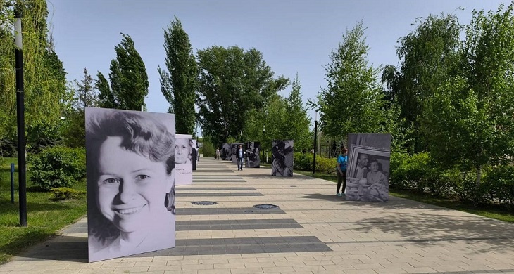 В сквере Александры Пахмутовой в Волгограде установили ее фотографии