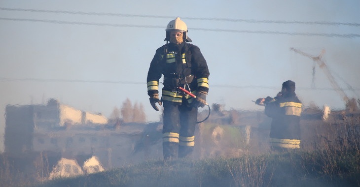 В Волгограде после взрыва котла сгорели дом и иномарка