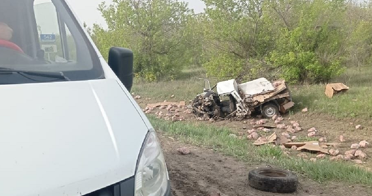 Всмятку и на боку: грузовик и легковушка жестко столкнулись под Волгоградом