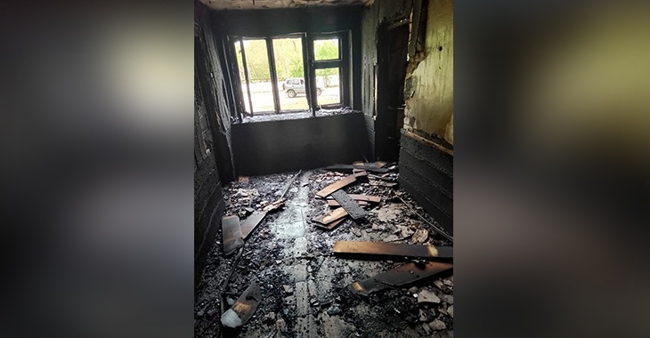 Выгорел весь первый этаж: в Волгограде вновь вспыхнуло аварийное общежитие на ул. Саушинской