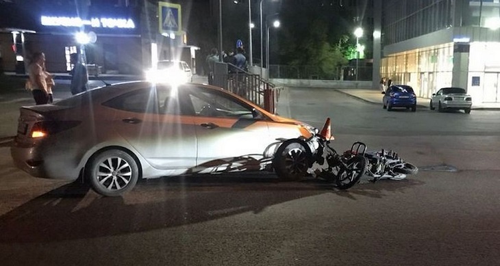 Иномарка сбила двух подростков на мопеде в Волгограде
