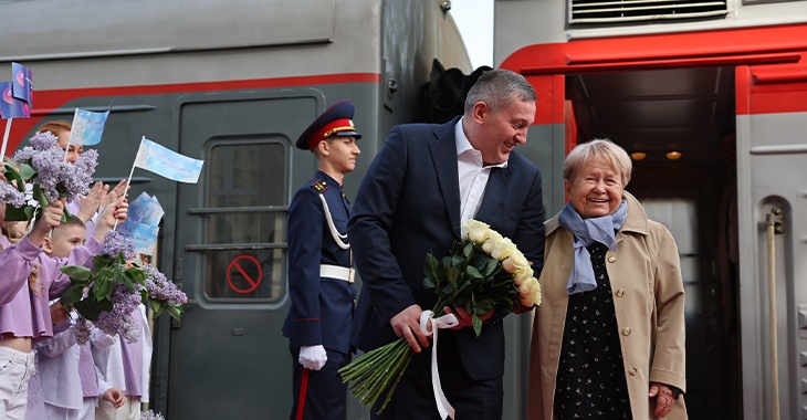Бочаров с букетом наперевес встретил Александру Пахмутову на вокзале