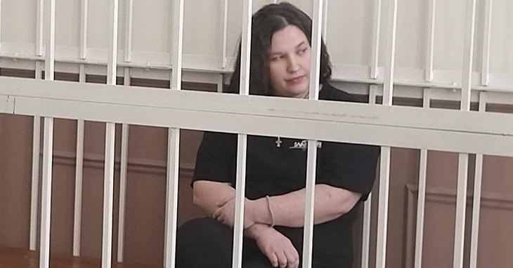 Распустила косы и уже не рыдает: в Волгограде 24-летней детоубийце Аккубековой продлили арест