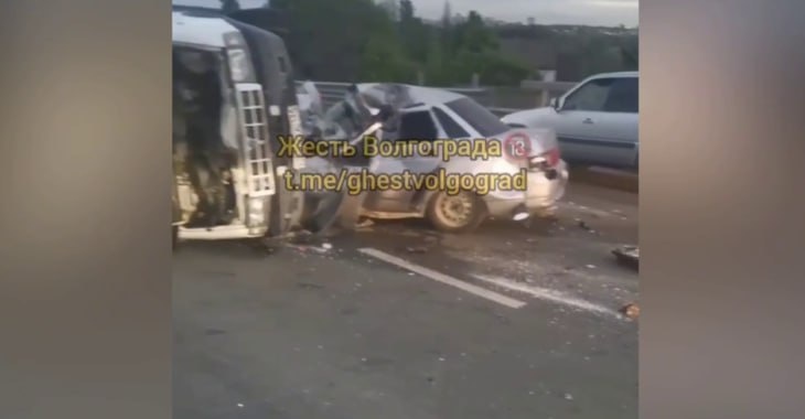 Пассажирская «Газель» перевернулась в Волгограде в жестком ДТП с «десяткой»