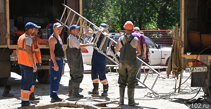 В Волгограде коммунальщики устраняют прорыв на ул. Козловской