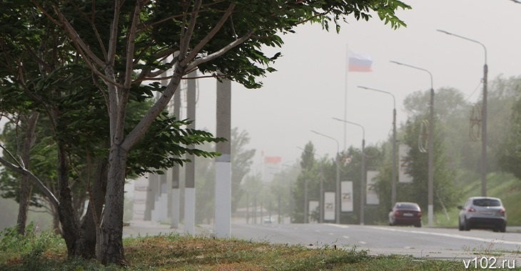 Расплата за жаркий апрель? Пыльный  ураган накрыл Волгоград 6 мая