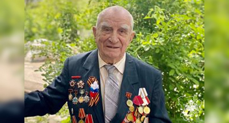 «Бил врага в январскую стужу»: росгвардейцы навестили в Волгограде 97-летнего фронтовика Георгия Гусева