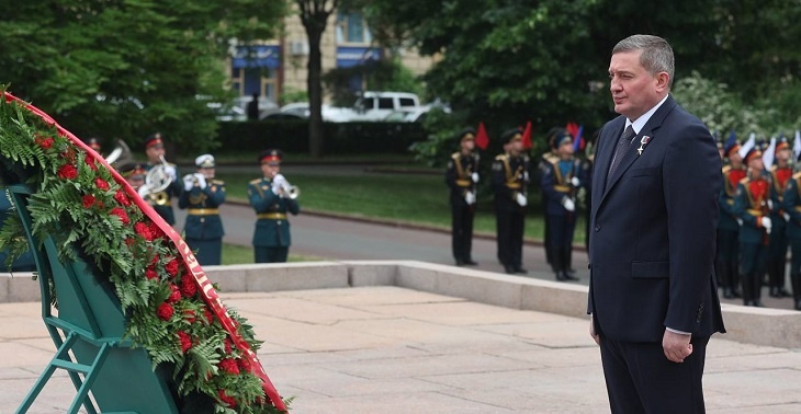 Губернатор Бочаров и руководители силовых ведомств возложили цветы к Вечному огню в Волгограде
