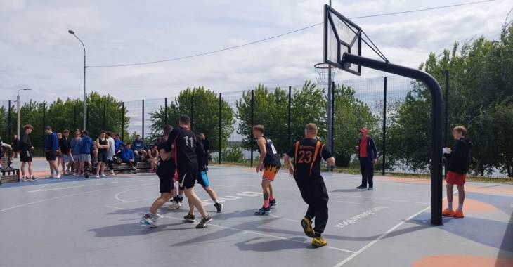 В Волгограде к годовщине Великой Победы прошел турнир по уличному баскетболу
