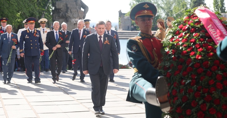 Губернатор Бочаров вместе с ветеранами почтил память защитников Сталинграда