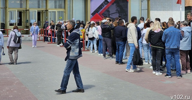 Сотни туристов выстроились в очередь перед музеем-панорамой в Волгограде