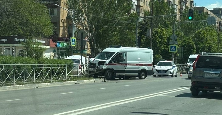 Под Волгоградом бригада скорой попала в жесткое ДТП с иномаркой