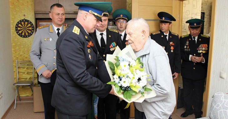 Генерал-лейтенант Ларин и полковник Синицын День Победы отметили с ветеранами