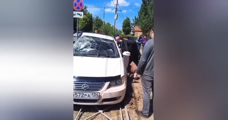 Очевидцы под Волгоградом помогли водителю, пострадавшему в ДТП со скорой
