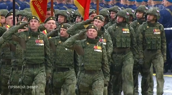 В строю – семь Героев России: в Москве на параде Победы впервые прошли участники СВО
