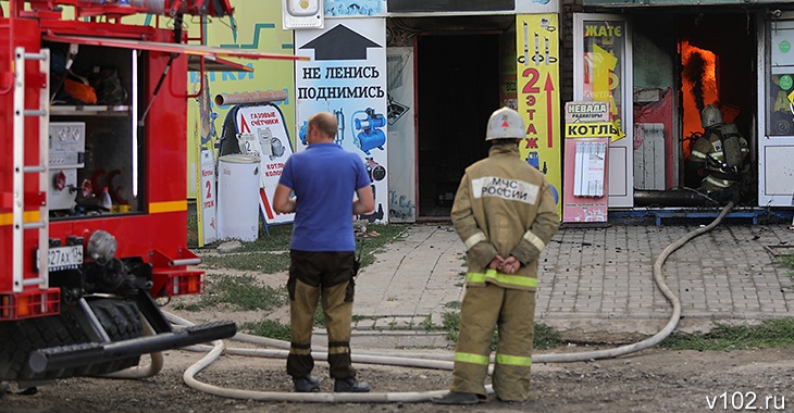 В Ленинске больше двух часов пожарные тушили складские помещения