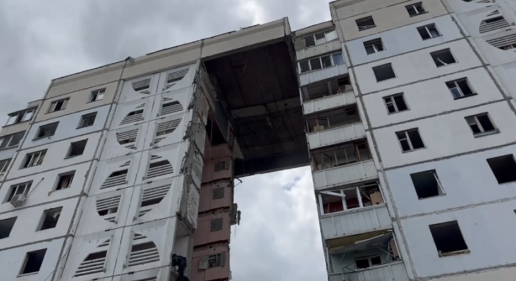 Подъезд 10-этажного дома рухнул в Белгороде после попадания снаряда ВСУ